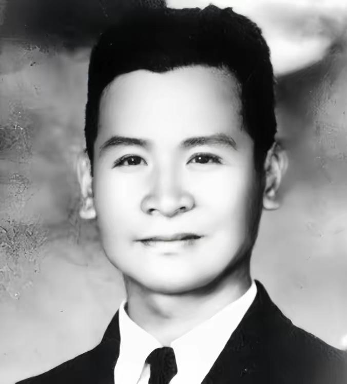 1951年，上海审讯室。一个国民党特务熬不住审问，最后交代道：“我说…我说个秘密