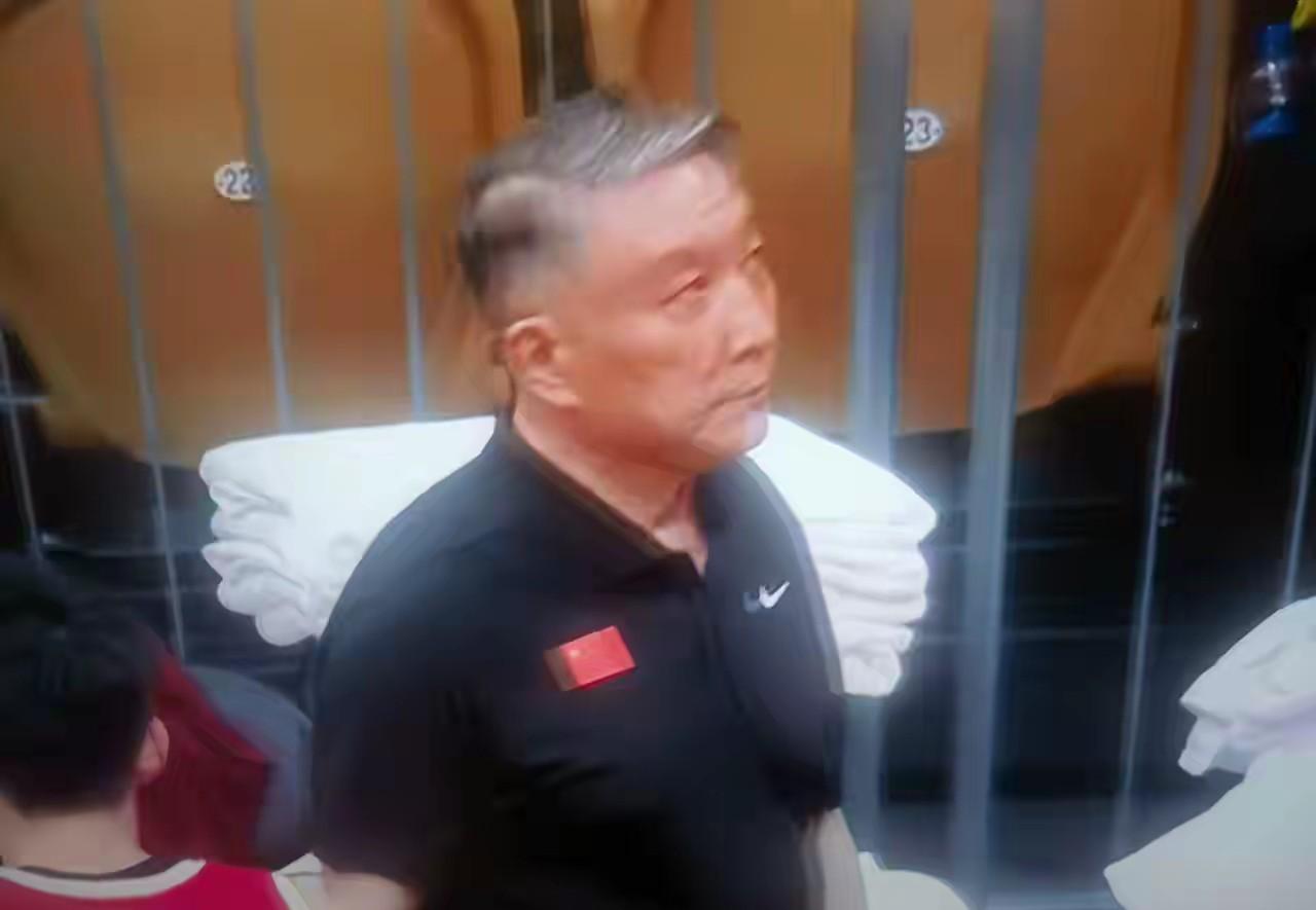 有人说巴西弱，没想到中国女篮更弱。与其说这是一场热身赛，不如说这是一场表演赛。