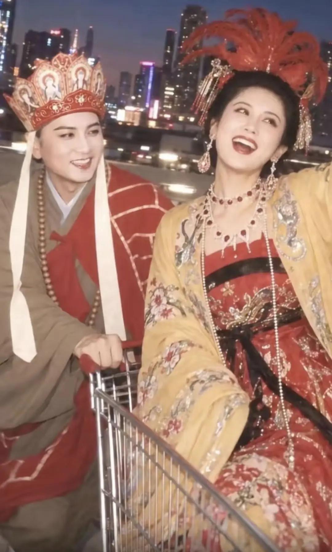 一看就是电视剧《西游记》里女儿国的拍摄花絮，电视剧里的唐僧是大唐高僧，西行取经的