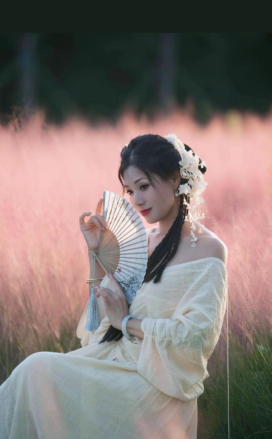 绯红色的秋天，她陷入深沉而略帶甜蜜的梦。秋系仙气写真写真意境什么样的女人算自