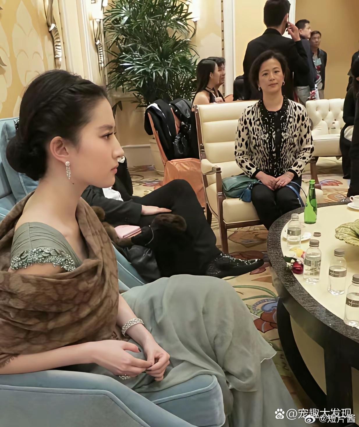 刘亦菲的妈妈也算不算最美妈妈啊，怎么就生了这么一位赛过四海八荒的仙女呢？