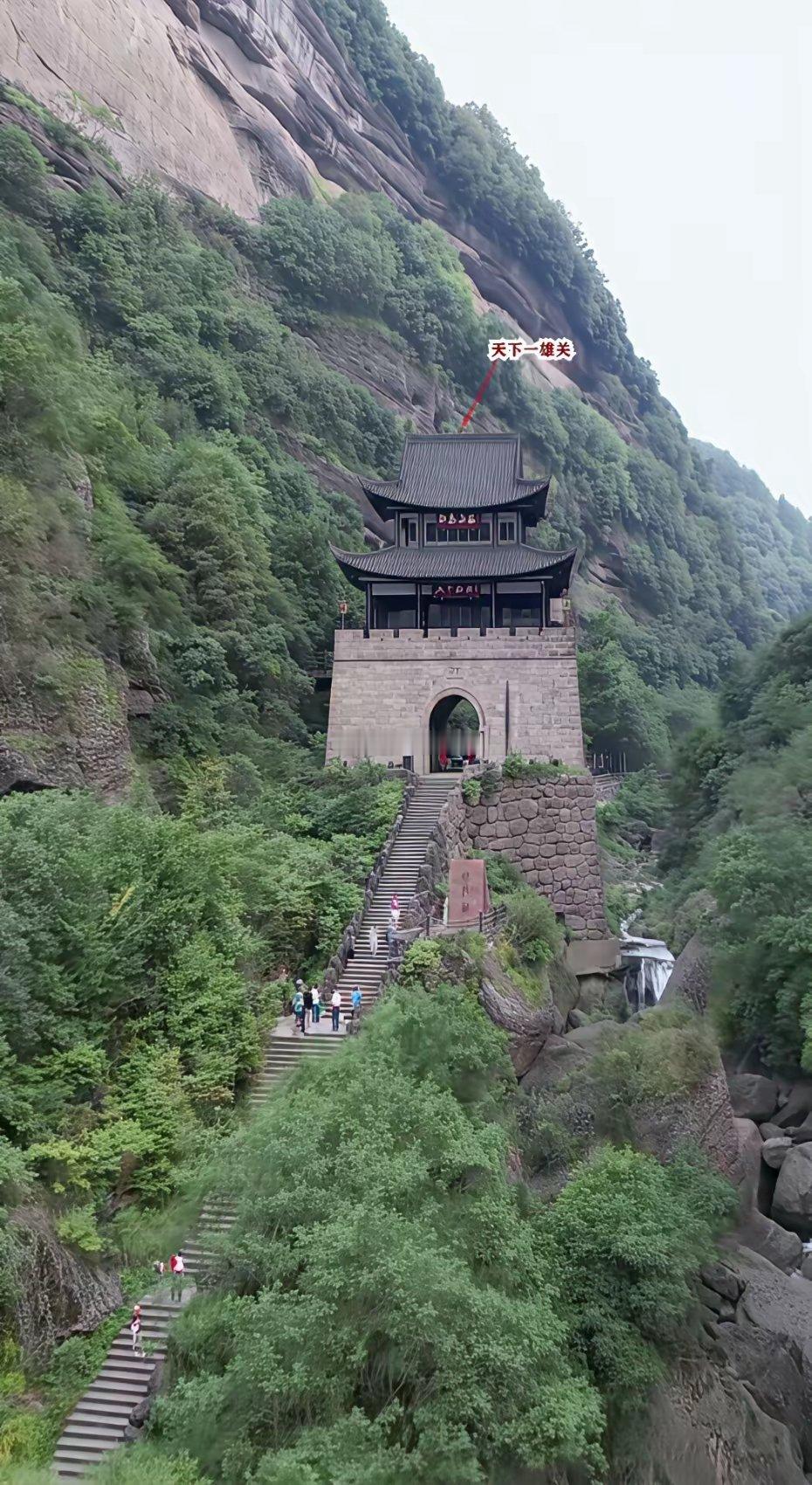 这是1700年前，诸葛亮修的"剑门关"李白笔下的：蜀道难，难于上青天也是中国历史