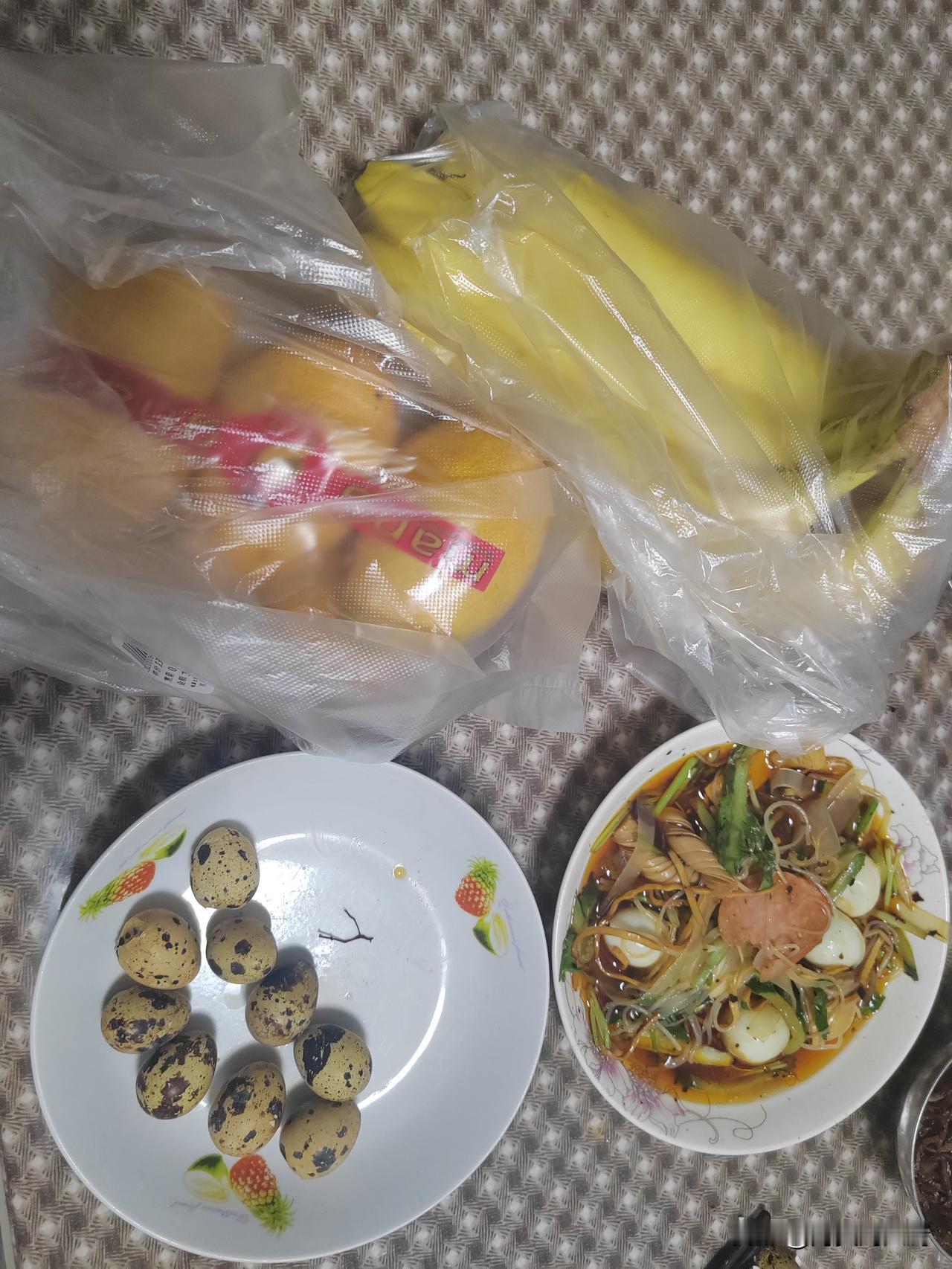 吃早餐的时候，老婆老板（第二家沙发厂的）来电话了，说是让吃了早餐过去干活，老婆说