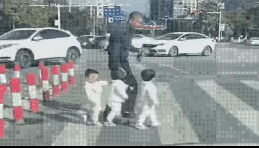 大爷就是大爷！大爷领着自己的三胞胎孙子孙女儿过马路，三个孩子各走各的，不听招