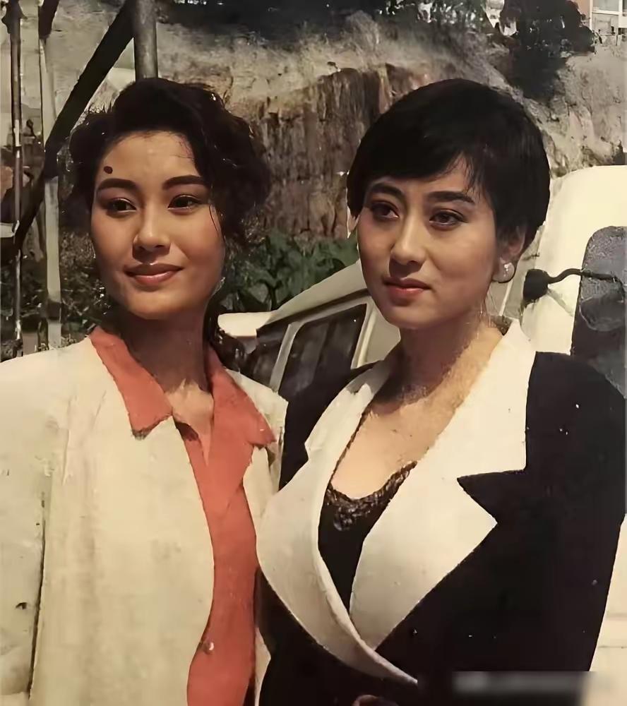 一张九十年代的老照片引发不少人回忆，大家都在好奇左侧的佳人是谁，却忽略了照片右侧