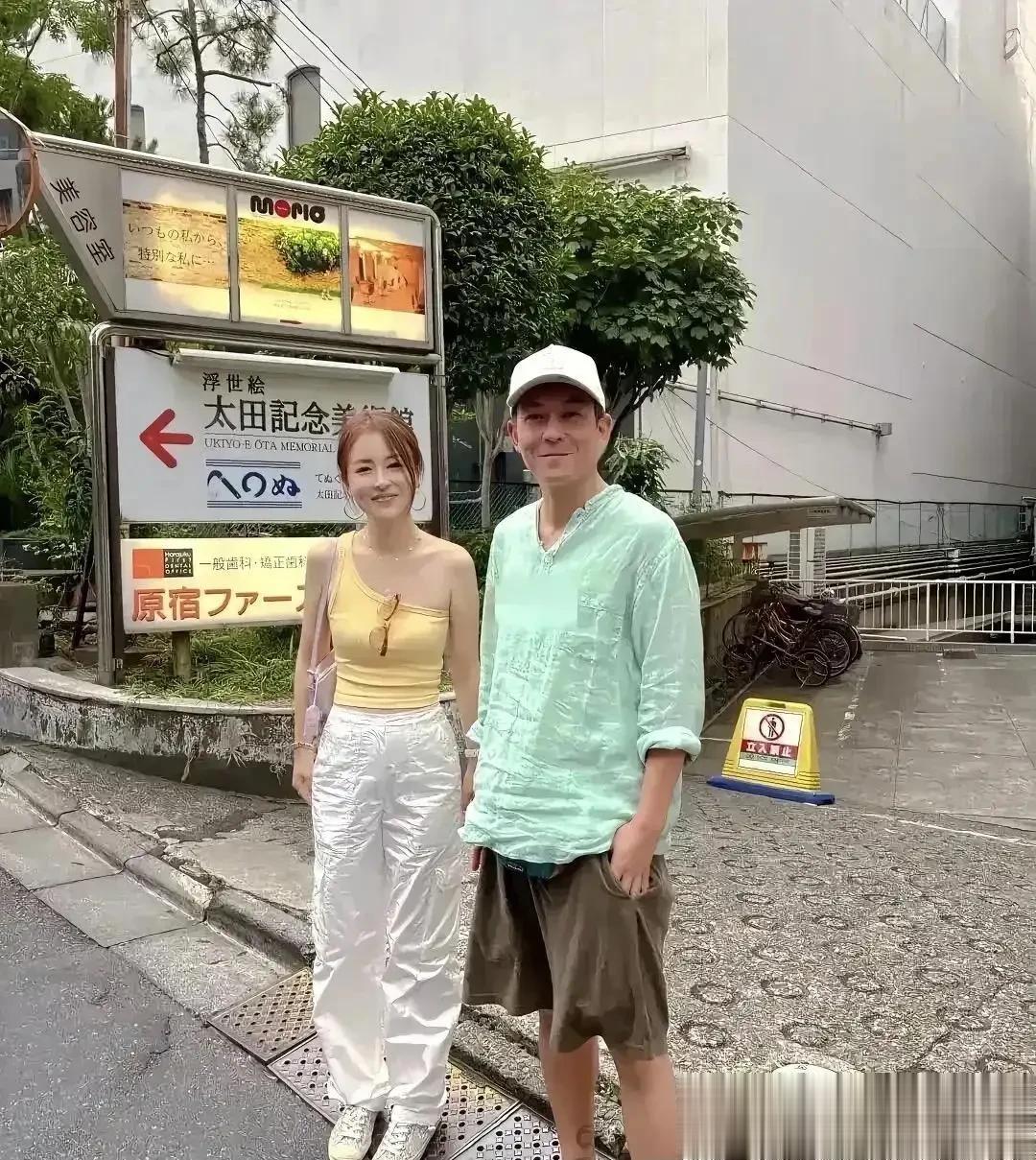陈冠希旁边这个美女看着好眼熟，就是叫不出名字来。她的出众气质让人一眼难忘。她五