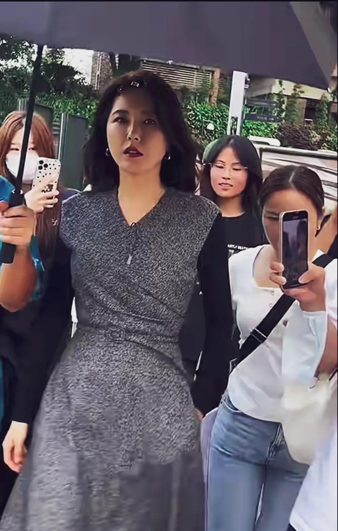 曾黎线下商业活动，北电百年不遇的美女我看都是吹出来的，颜值也在线，但没感觉特别美