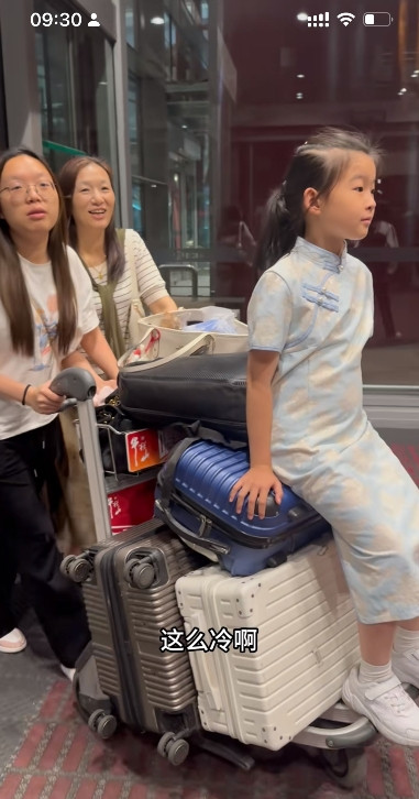 履行承诺：许健华带着三个女儿来北京了！可能现在最开心的就是他的小女儿了，妈妈