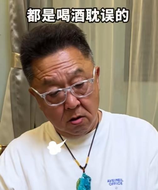 于谦因为衰老的速度愈发明显、眼袋肿胀，又经常发布喝酒的视频，很多网友劝他戒酒，可