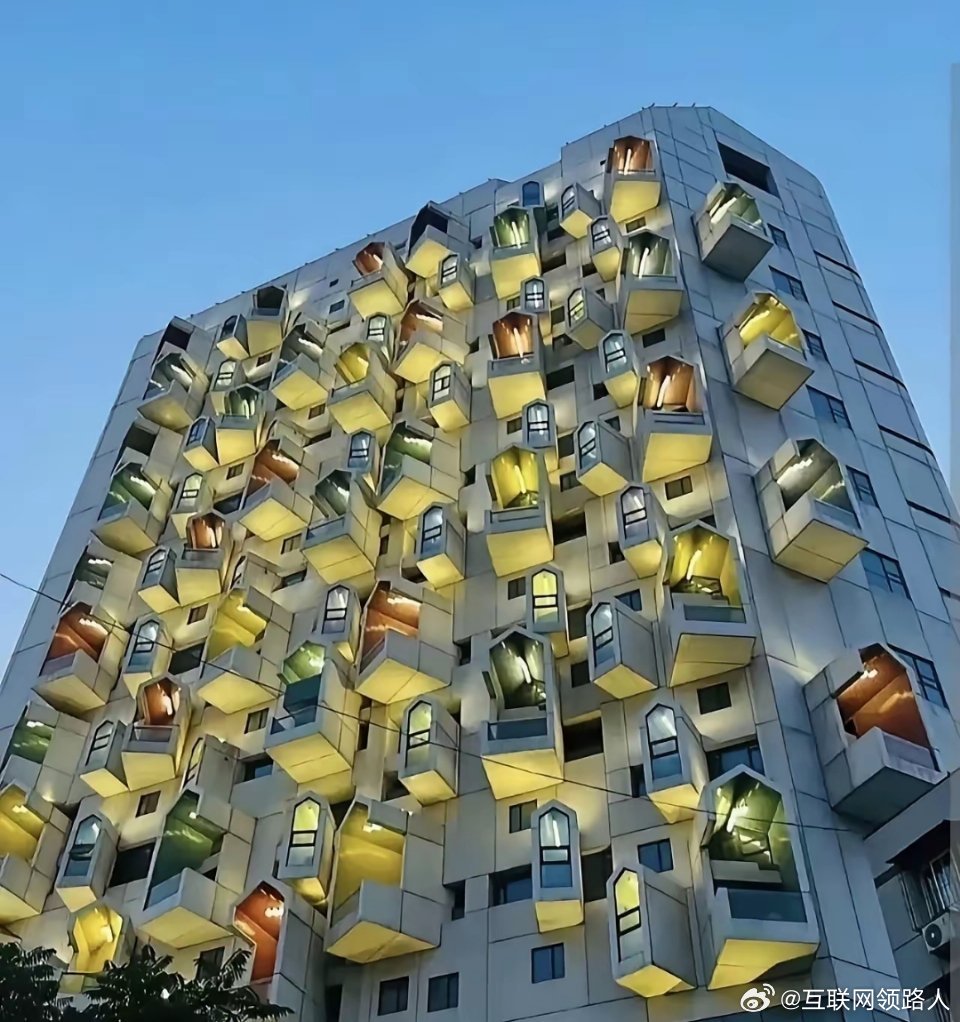 国内竟然有设计得这么夸张的大楼！这么前卫的设计是怎么通过审核的呀？这到底算是潮流