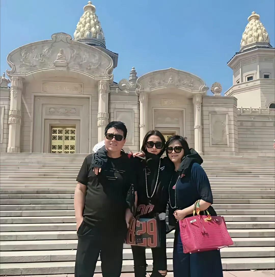 翻到关晓彤陪爸妈旅游的照片~你看这一家子颜值都超高，到底是大家看着长大的国民闺女