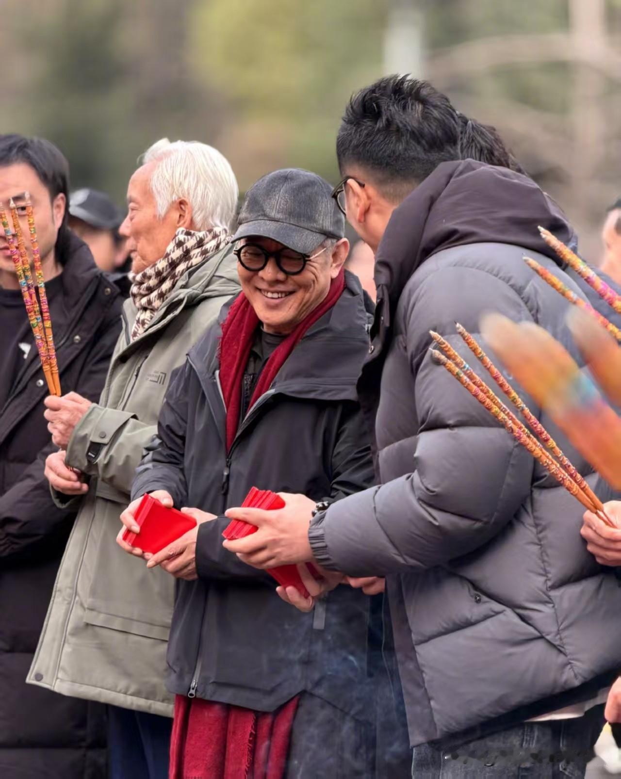 李连杰演短剧，是没钱了还是为了帮助他人实现梦想？李连杰也拍短剧了。自爆是为