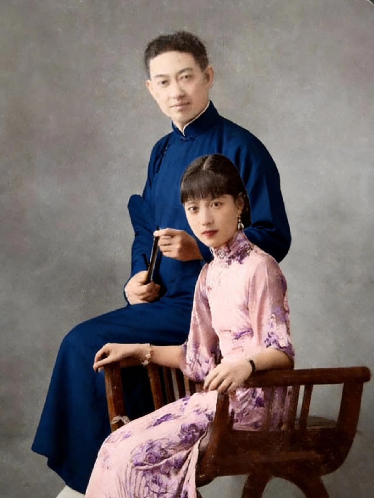 1927年，梅兰芳与孟小冬定下婚约时，留下了这一张极为罕见的合影。镜头里的二人站