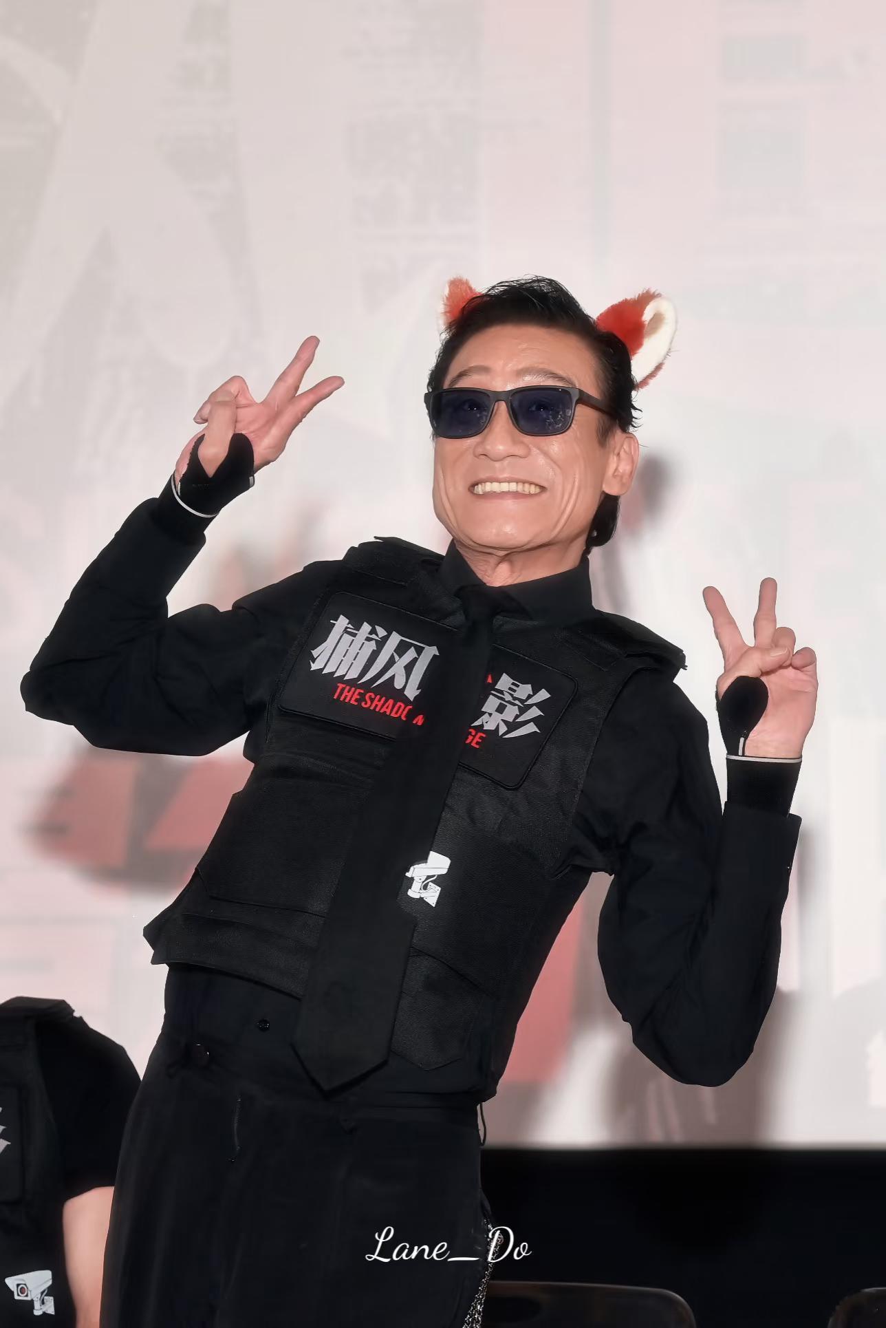 梁家辉也太可爱了梁家辉我可以和你们合影吗