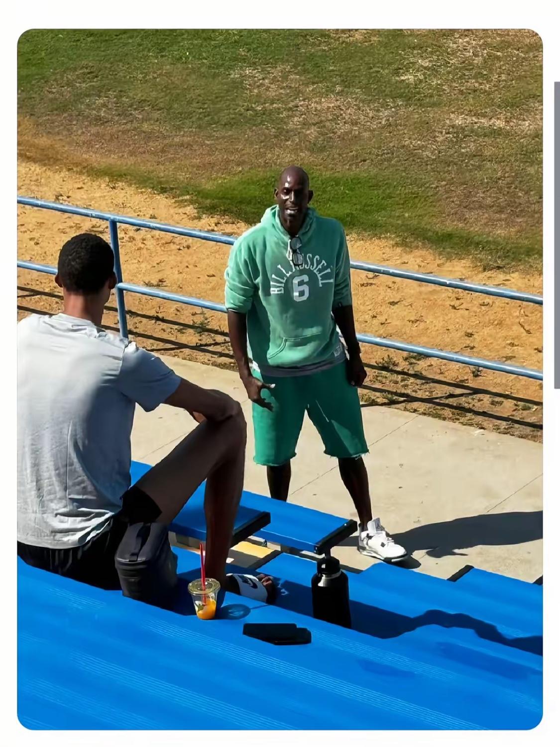 加内特要给文班亚马找黑人女友！最近，加内特在自己的播客节目上表示要给文班找个黑人