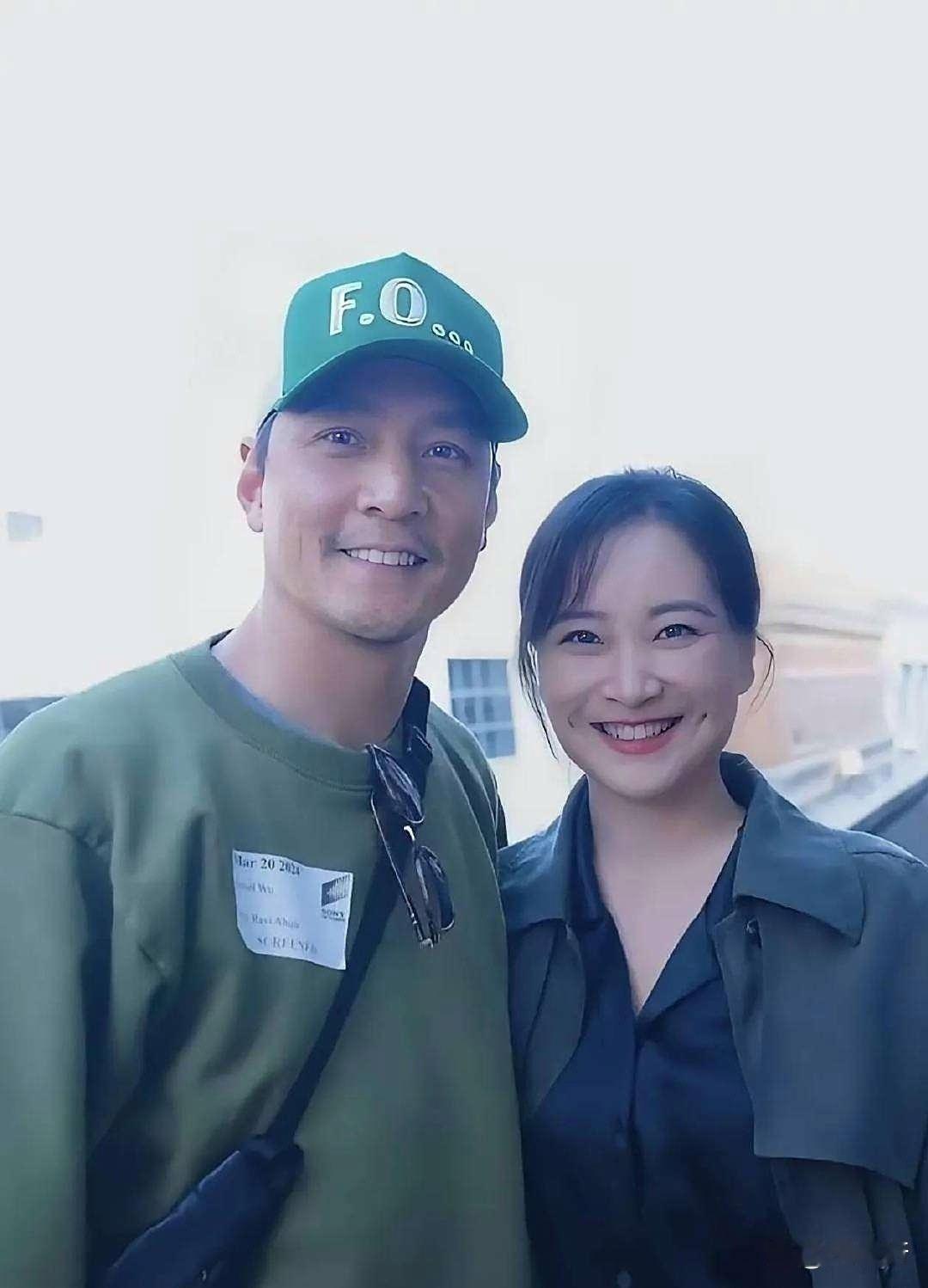 吴彦祖发的那张和贾玲助理发的这张，放到一起看，差距是真明显。​