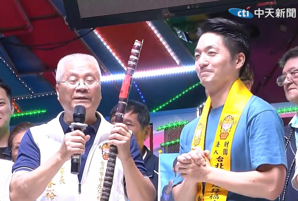 台北市长选战倒数阶段，蒋万安与民进党参选人沈伯洋9月26日晚间同台出席台北市中庄