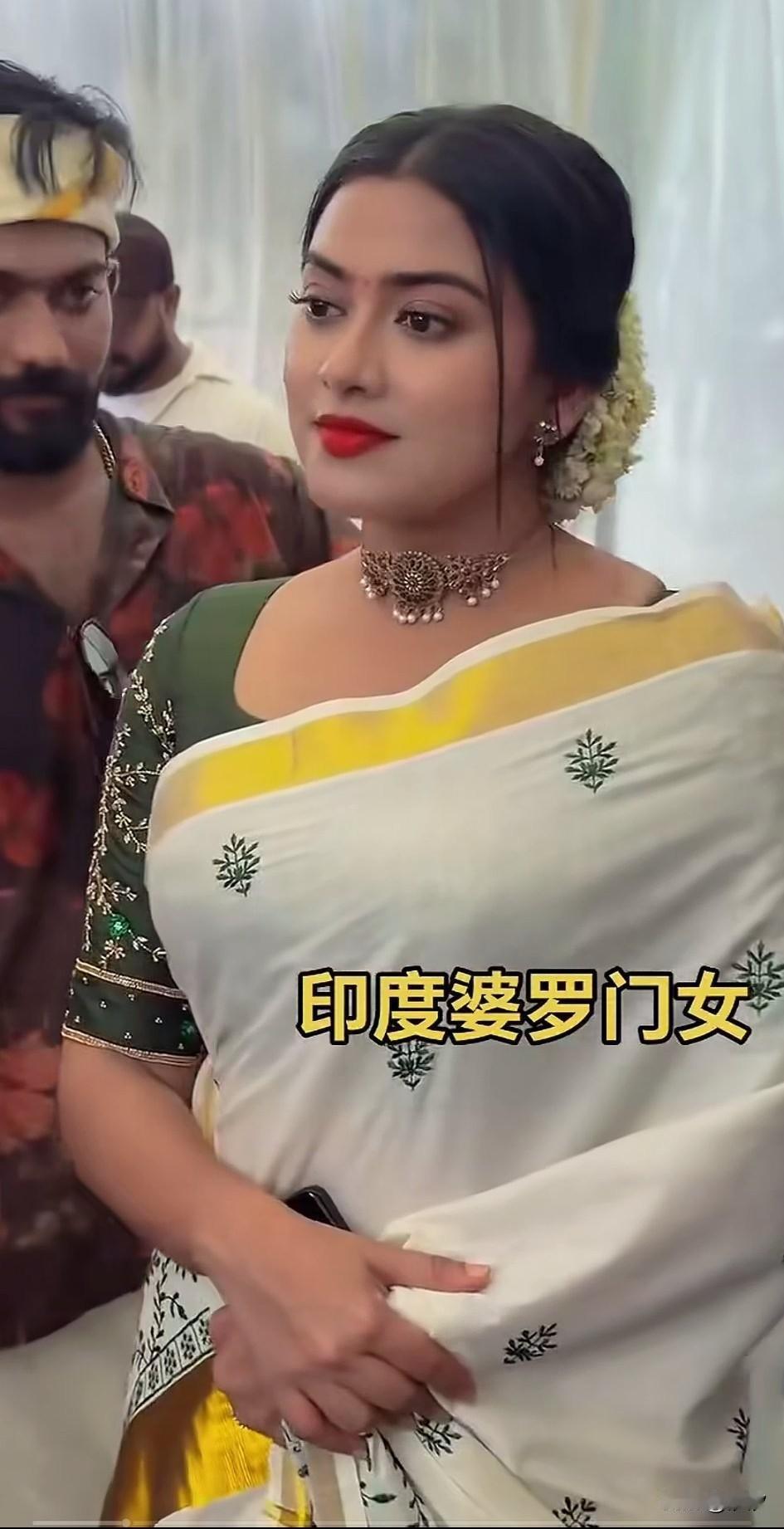 原来这算是印度的婆罗门女，两个女子身穿印度传统服饰，额头上点着红色的小点，