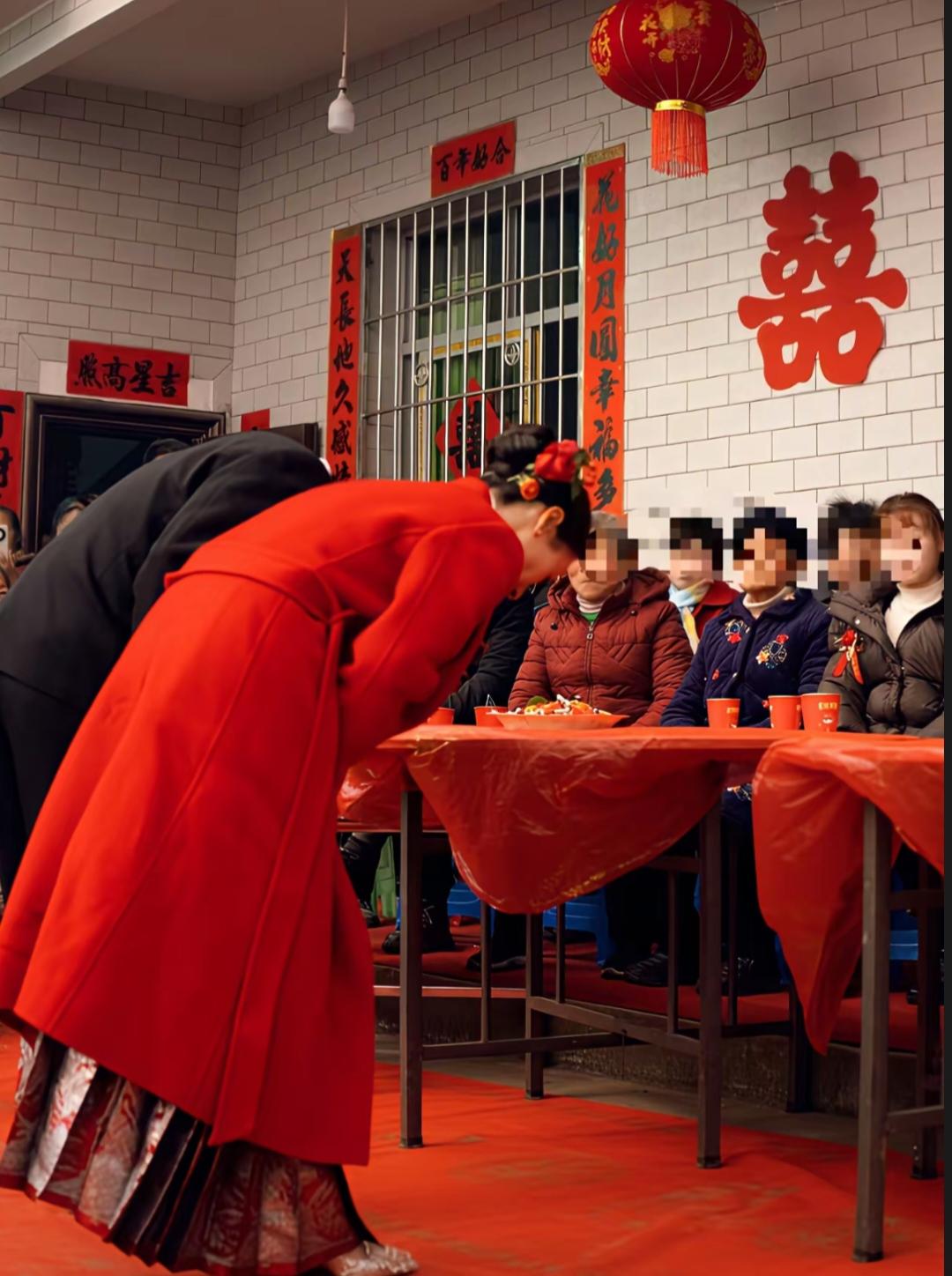 参加这样的婚礼，我真的惊呆了。两个都是社会精英，一个是自己创业的老板，一个是i