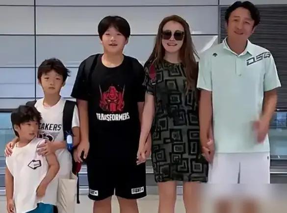 被全网骂败家娘们的冉莹颖，靠儿子打了一场翻身仗前阵子综艺里，邹市明两口子曝出分房