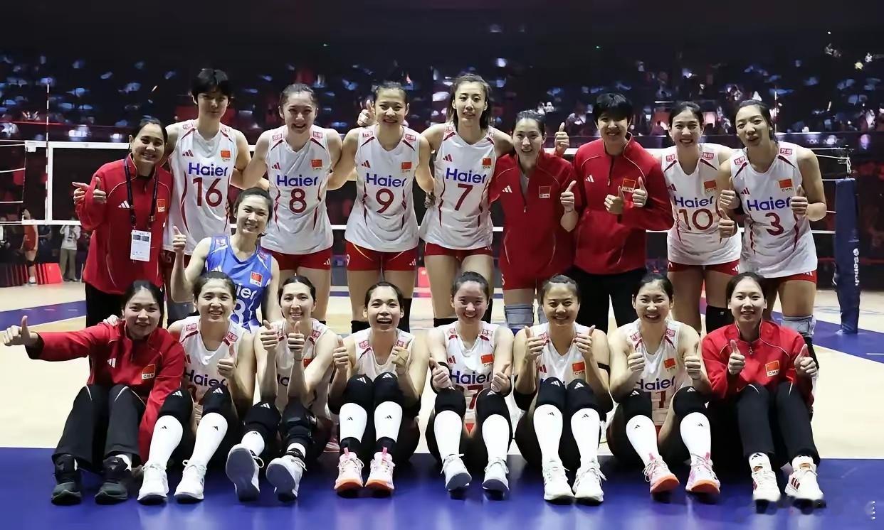 中国女排输得冤吗？一点儿都不冤！看泰国队队员，个个虽矮粗胖但是扣球犀利，势大力沉
