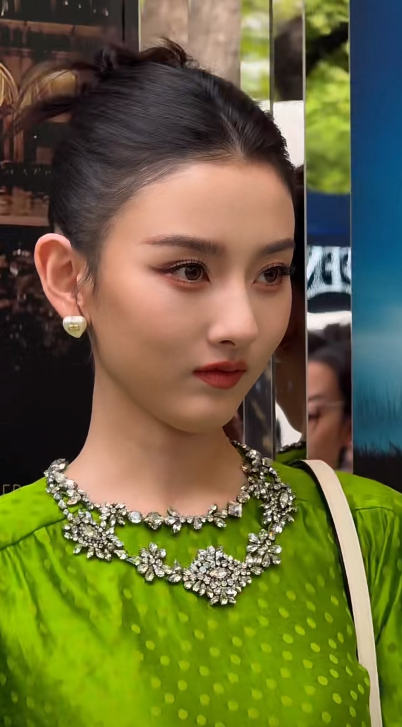 祖儿这个怼脸好美就是太瘦了点，但脸又拍出来刚刚好很饱满，女明星上镜真的太苛刻了宋