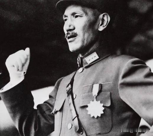 熟悉蒋介石的人都知道，老蒋有一个规矩，就是电话专线的接线员必须要男的，不能用女的