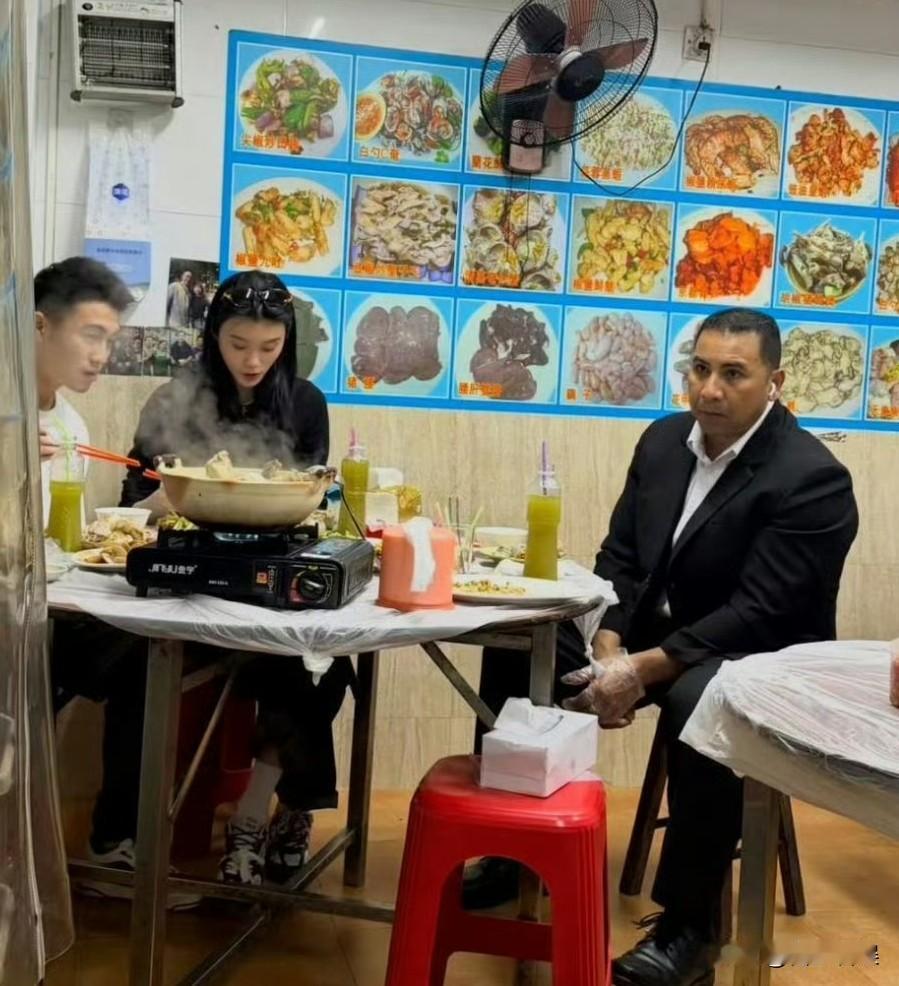 奚梦瑶何猷君外出带保镖，还让保镖一块同桌吃饭！5月15号，奚梦瑶何猷君夫妻