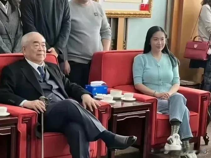 终于真相大白。原来范曾给徐萌买了新房子，已经搬到新房子去居住了。所以原来的老