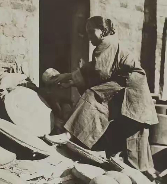 晴雨风说史晴雨风说史她是一名清朝刽子手的老婆，正在自家门口晒三个骷髅头，那些被