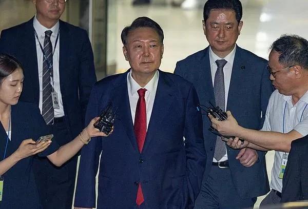 尹锡悦拘留期就剩3天，特检组还在跟他死磕，非得把人从号子里拽到检察厅问话。前两次