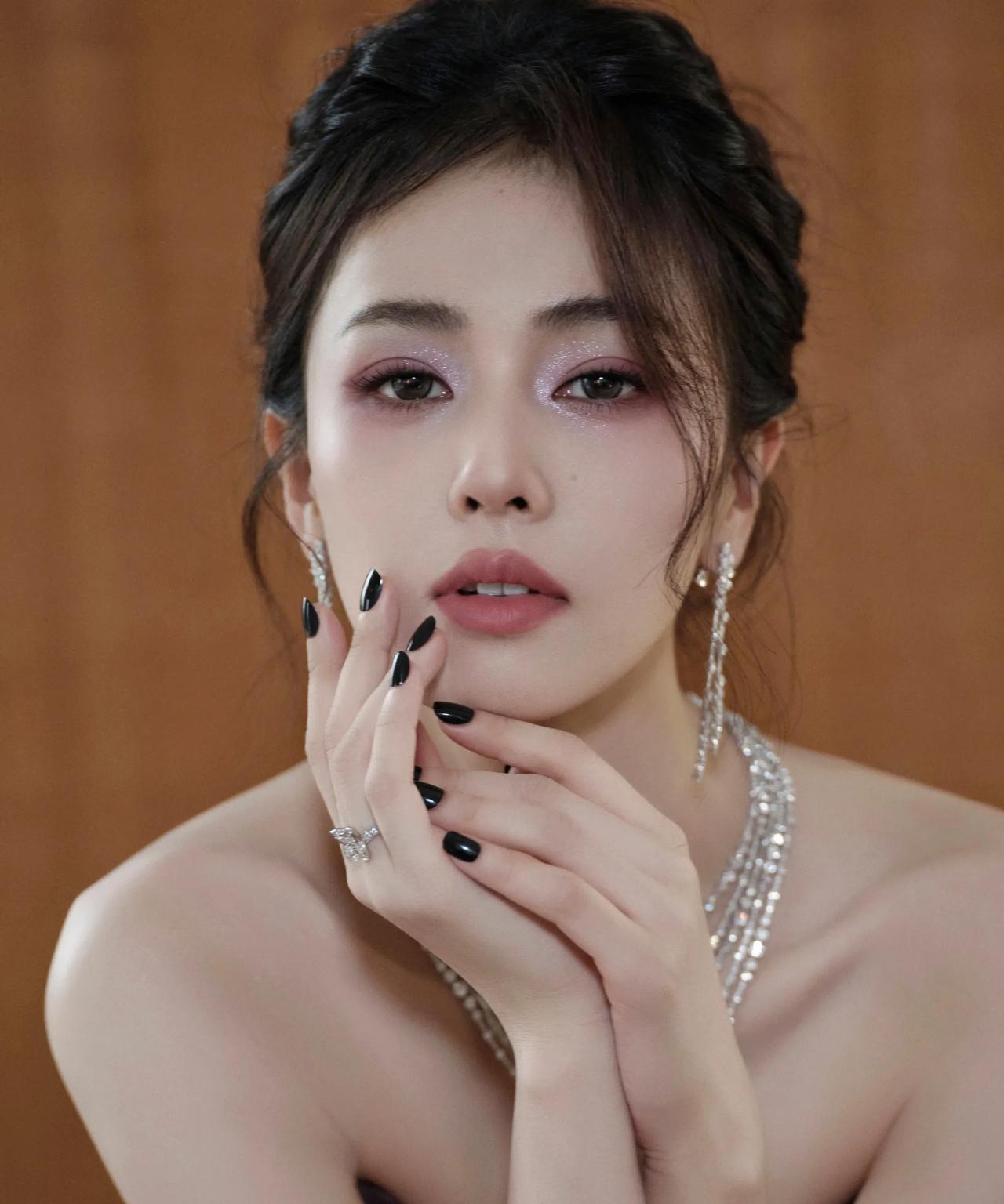白鹿容颜动人，深紫抹胸裙搭配绒球装饰，时尚又吸睛，尽显迷人魅力
