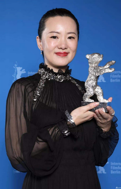 拍《悬崖》时，导演问咏梅:“往你裤裆里放老鼠，你怕不怕？”咏梅以为是道具便说:“