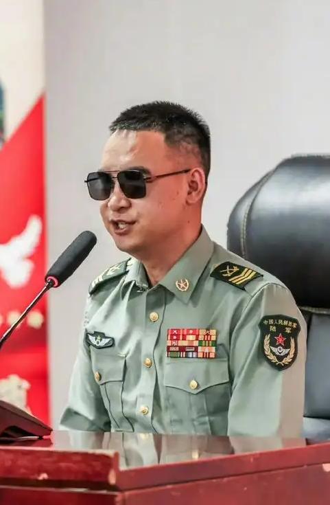 有人问，为什么杜富国失去双手双眼，还能留在部队？答案很简单：是部队需要他！你以为