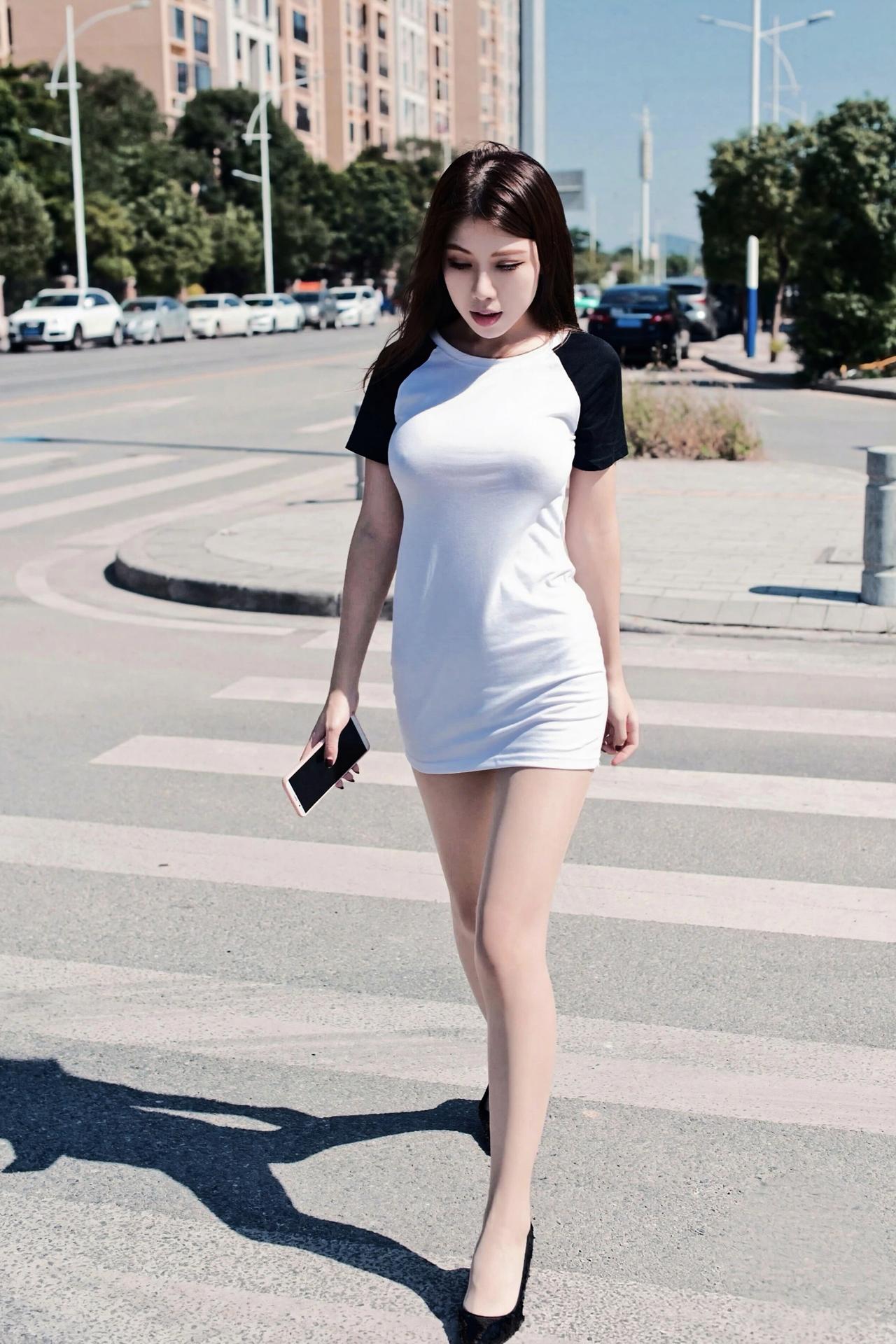 我觉得首先人品是第一位的，当然美貌肯定是人品的加分项！！