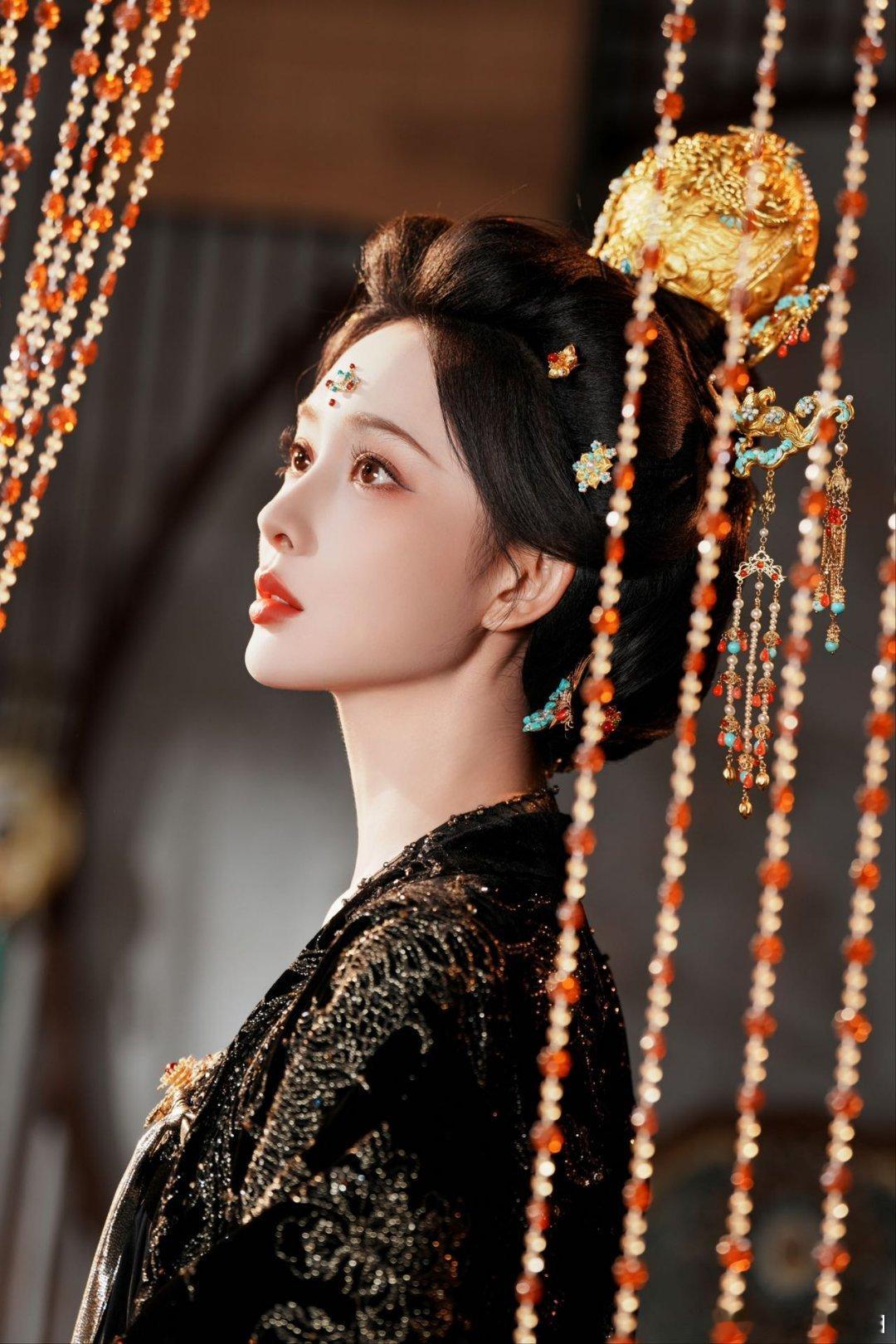 孟子义霸道公主“权威脸”适配度天花板！《尚公主》新剧照里，孟子义穿黑华服、涂红