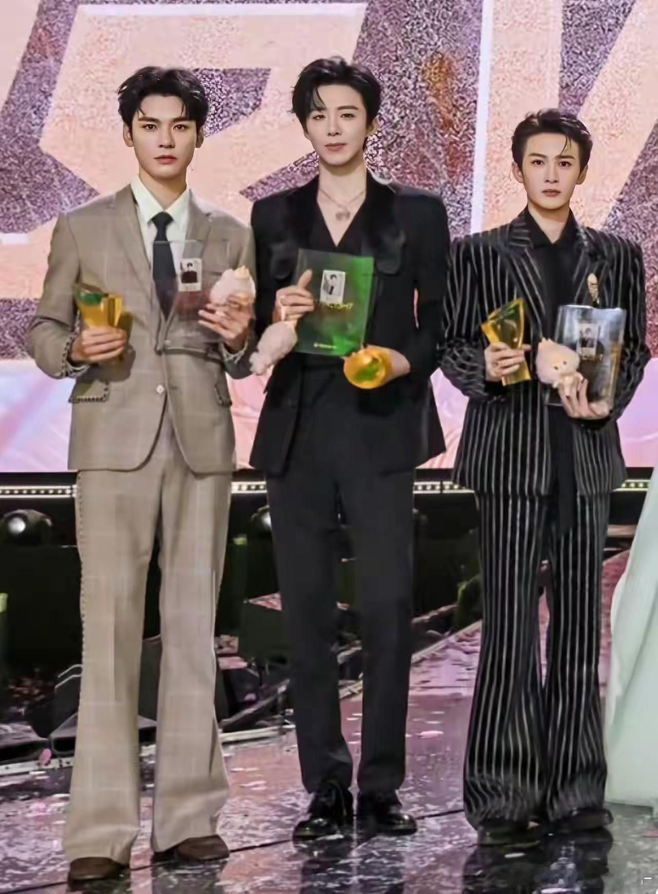 龚俊刘宇宁檀健次同框檀健次虽然身高不是最高的，但明显脸是最帅气的！