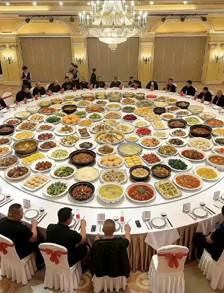 就我一个人好奇，中间的菜怎么夹吗？