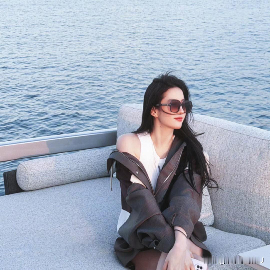 刘亦菲朱亚文大学合照，好有氛围感的一组照片！！两位都特别有气质啊，友谊长存年轻