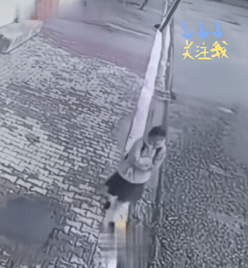 事情发生在一条普通得不能再普通的街道上。一个小女孩背着书包，大概也就七八岁的样子