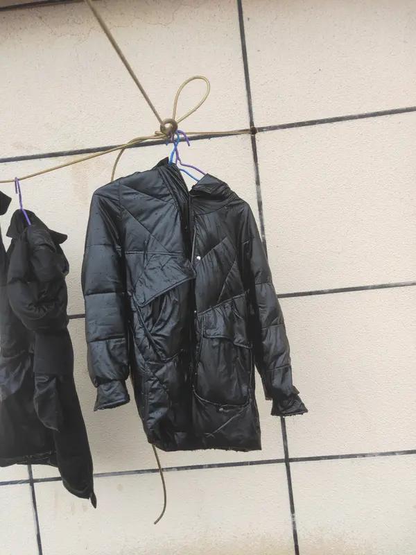 吓出冷汗！女子机洗羽绒服炸穿洗衣舱，这3种洗法等于埋炸弹，90%人都做错家