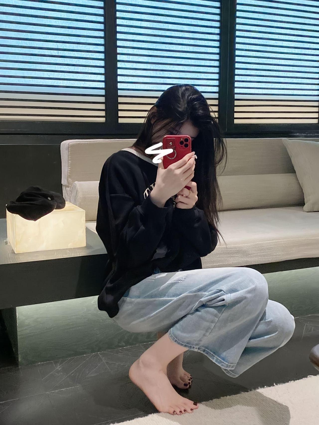 等待今天我在等待，等待安装的小哥上门安装我的推拉衣柜，等待大娘拉走我的废旧纸壳