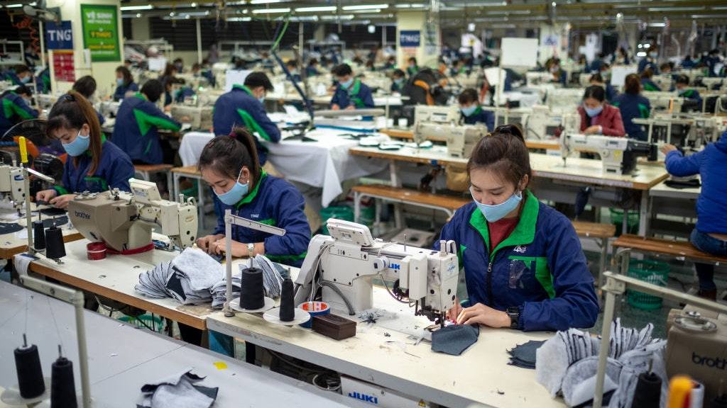 美国记者在越南考察时发现，当地制造业与中国联系日益紧密。一家中资玩具厂凭借稳定的