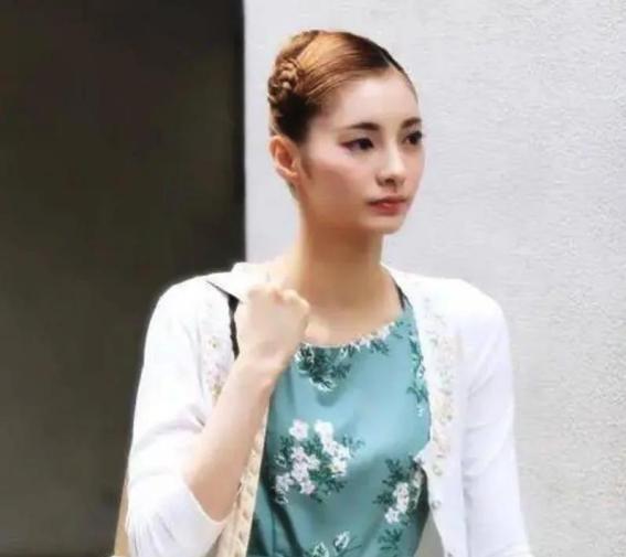 作为日本顶级财阀家族丰田集团的太子爷，同时也是2500亿美元财产的唯一继承者，他