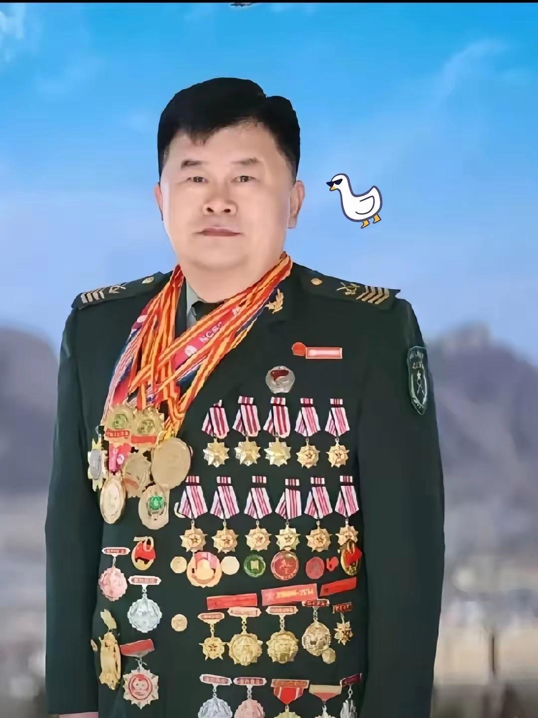 炊事班一级军士长，还是第一次见，而且是服役时间超过四十年的一级军士长，看这一身勋