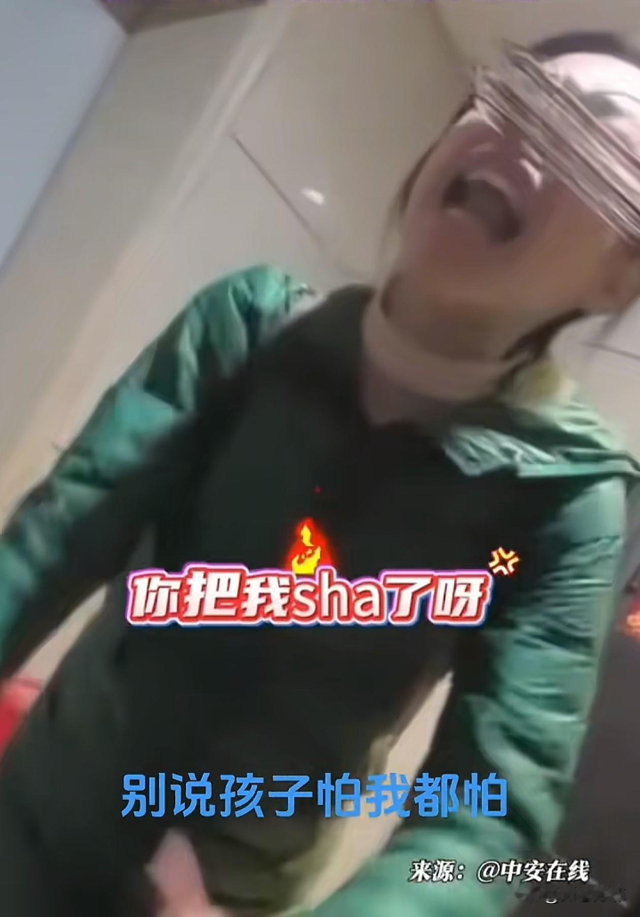 万万没想到！黑龙江，男子开着近光灯进地库停车，迎面碰到女邻居也在停车，还开着远光