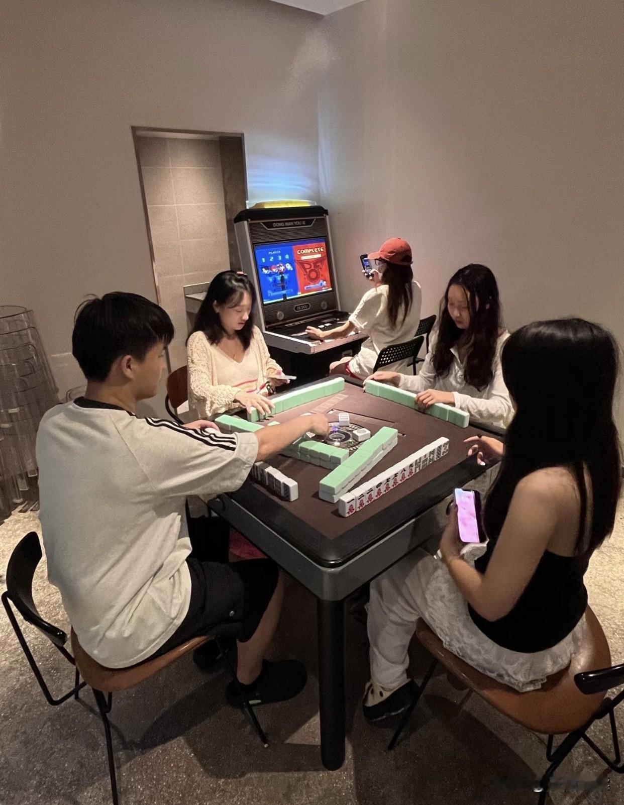 现在很多麻将馆流行打那个所谓的“转转麻将”，每打完一局老板都要抽一次台费，听说有
