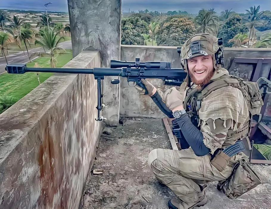 LR2狙击步枪性成罗马尼亚雇佣兵的抢手货。图中，一名罗马尼亚狙击手，手持LR2狙