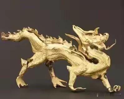 1955年冬天西湖清淤工地上一个叫小李的年轻人铲下去碰到块硬东西，扒开泥巴是块银