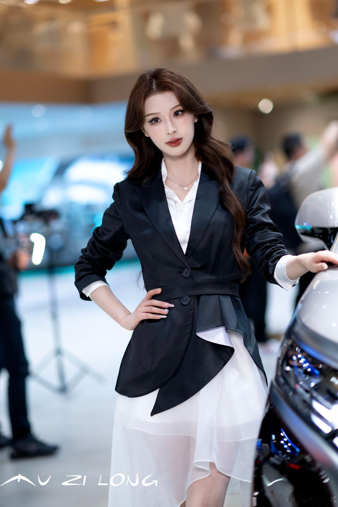 冬日生活打卡季美女车模穿搭写真